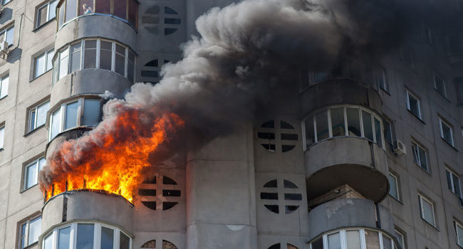 Vonkajší požiar – plamene vychádzajúce z okna obytnej budovy v Kyjeve