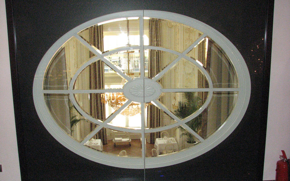 a view of the dining room through Promat®-SYSTEMGLAS 30 circular fire glazing inside Kempinski Palace Hotel in Portoroz