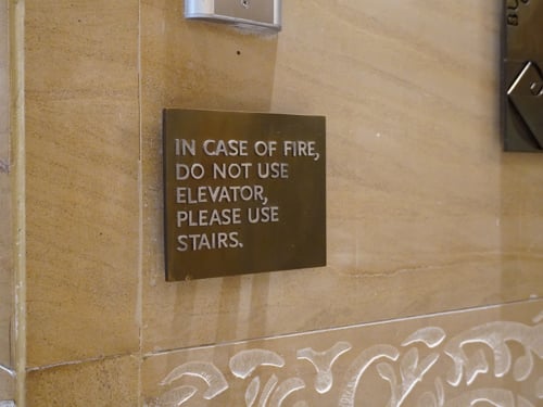 Tabuľka s inštrukciami v prípade požiaru