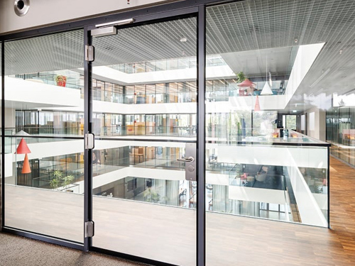 Brandschutz Glastüren von Promat Ganzglastür mit rahmenlosem Türblatt oder Systemtür mit Oberlicht