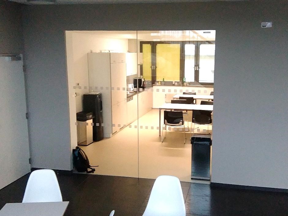 Create frameless glass walls without compromising fire safety