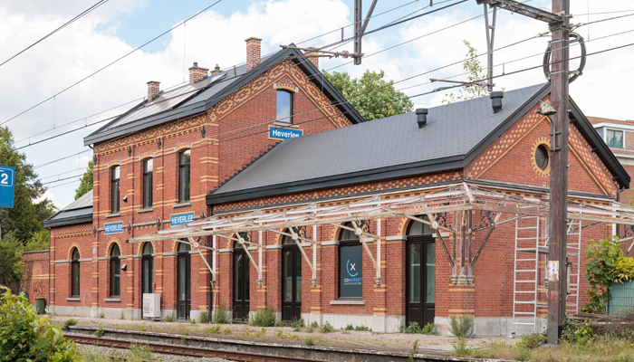 Des ardoises texturées redonnent tout son éclat à une ancienne gare reconvertie