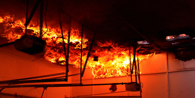 Plamene požiaru prenikajú cez strop do vedľajšej miestnosti