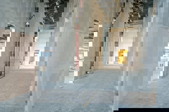 Fotografia interiéru budovy, kde steny ošetrené protipožiarnym náterom vytvárajú požiarne oddiely
