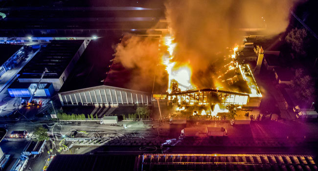 Rozsiahly požiar budovy skladu, pohľad zhora