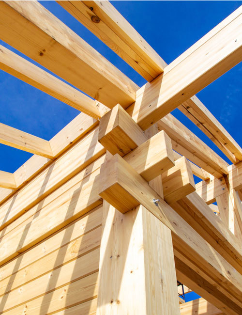 Slika lesene nosilne konstrukcije za leseno hišo iz furnirnega slojnatega lesa.
