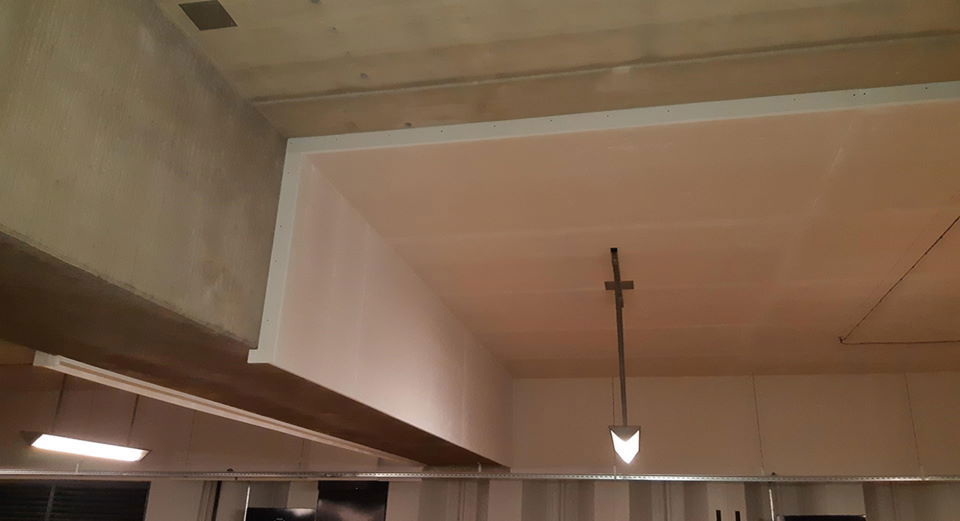 Slika garaže, zaščitene pred požari pri električnih vozilih s Promatovimi ploščami za požarno zaščito.