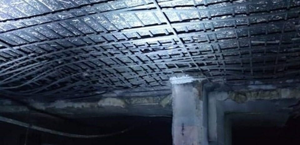 Narušený železobetónový strop v podzemnej garáži