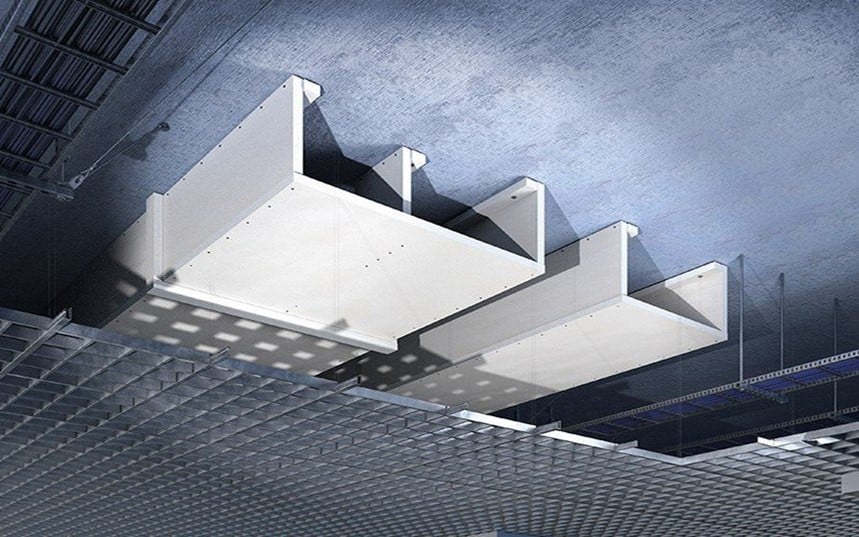 Sistem kanala za ventillaciju i odvođenje dima sa konstrukcijom postavljen na plafonu objekta.