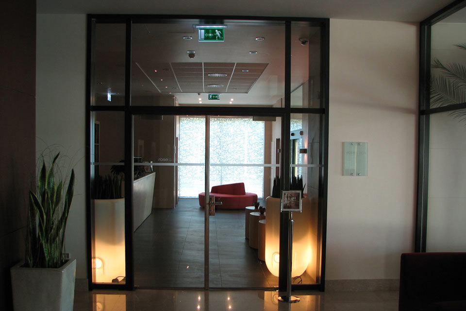 SR doors and Promat®-SYSTEMGLAS 30 frameless fire-rated glass partition inside Kempinski Palace Hotel in Portoroz
