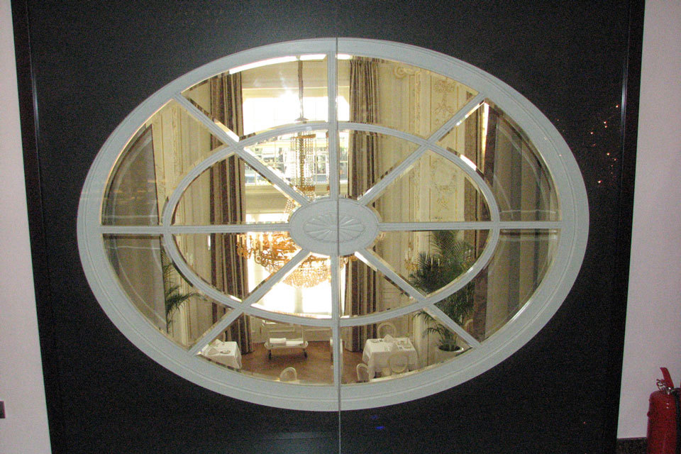 a view of the dining room through Promat®-SYSTEMGLAS 30 circular fire glazing inside Kempinski Palace Hotel in Portoroz