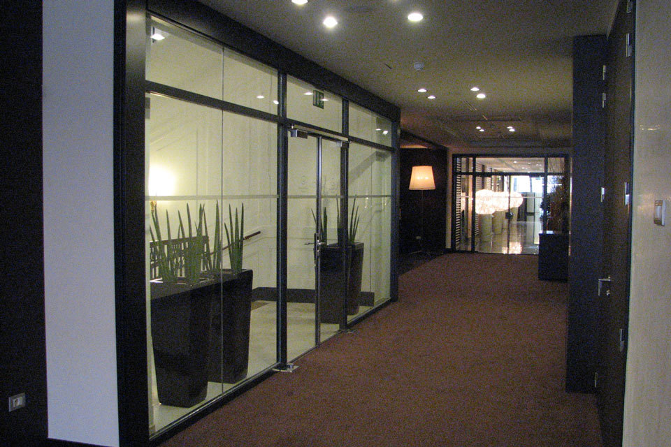 vedere la sala de mese, prin sistemul circular Promat®-SYSTEMGLAS 30 geamuri rezistente la foc în interiorul Kempinski Palace Hotel la Portoroz