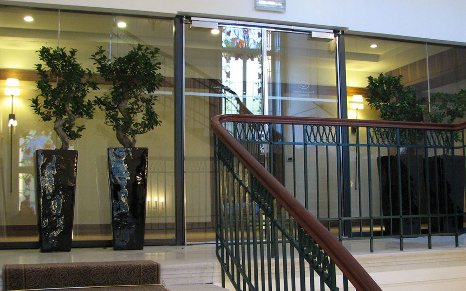 pogled sa stubišta na SR vrata i Promat®-SYSTEMGLAS 30 protupožarnu staklenu pregradnu stijenu bez okvira u Kempinski Palace Hotelu u Portorožu