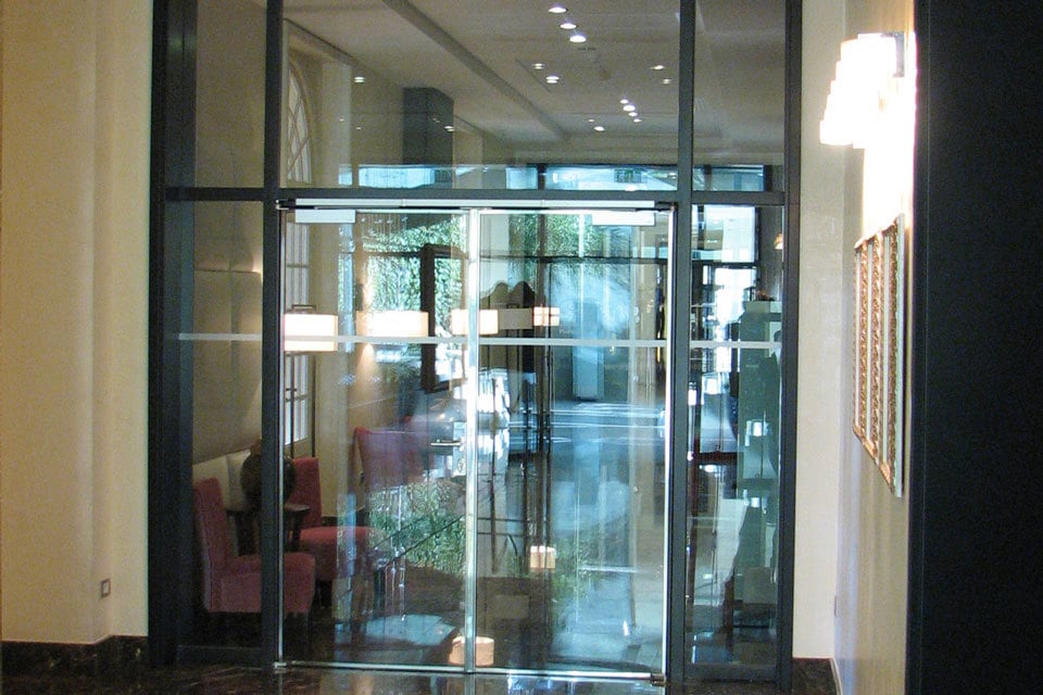 SR protupožarna vrata i Promat®-SYSTEMGLAS 30 protupožarna staklena pregradna stijena bez okvira u Kempinski Palace Hotelu u Portorožu