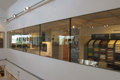 Поглед към изложбената зона през безрамковото остъкление Promat®-SYSTEMGLAS F1 60 в Мебелен център Леснина