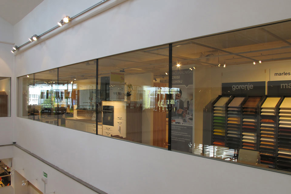 Interiér nábytkového centra Lesnina Koper - protipožiarne sklo