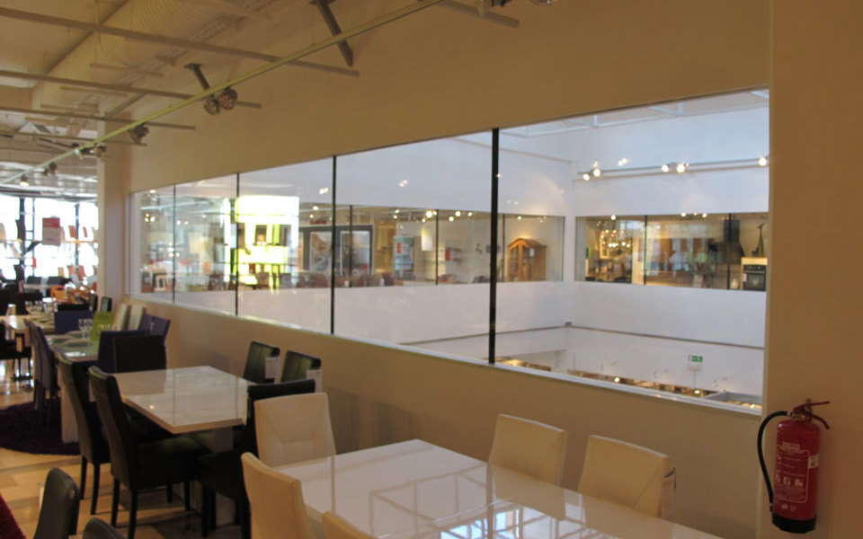 Interiér nábytkového centra Lesnina Koper - protipožiarne sklo