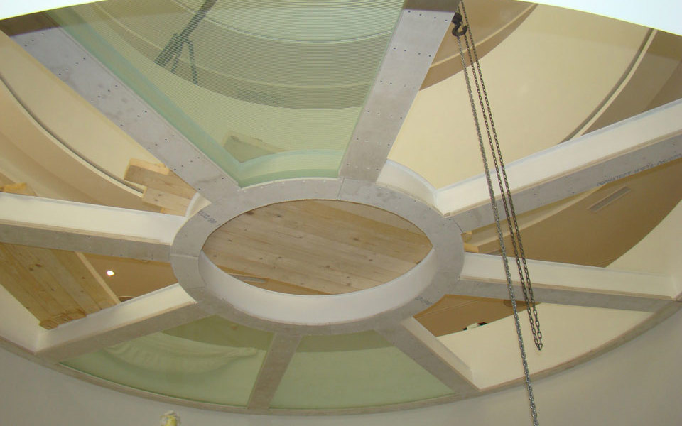 Záber zblízka na architektonický sklenený element v galérii Nedbalka