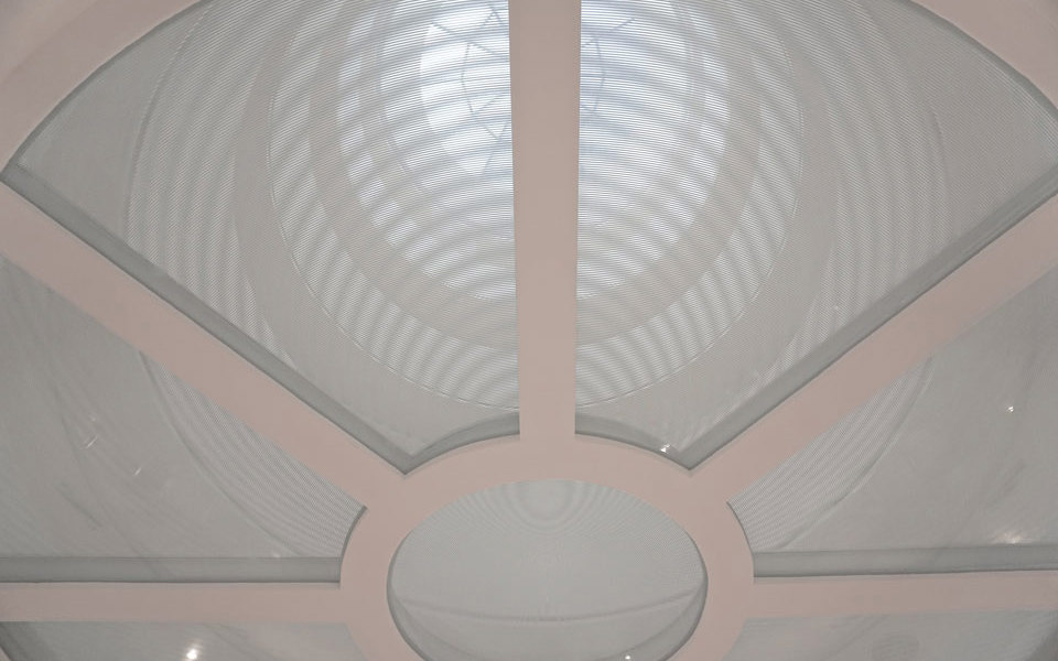 Záber zblízka na architektonický sklenený element v galérii Nedbalka