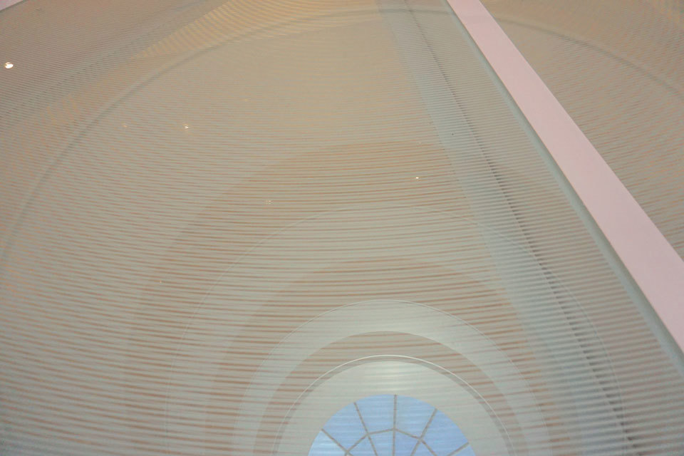 Záber zblízka na architektonický sklenený element v galérii Nedbalka