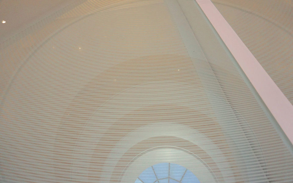 Záber zblízka na architektonický sklenený element v galérii Nedbalka