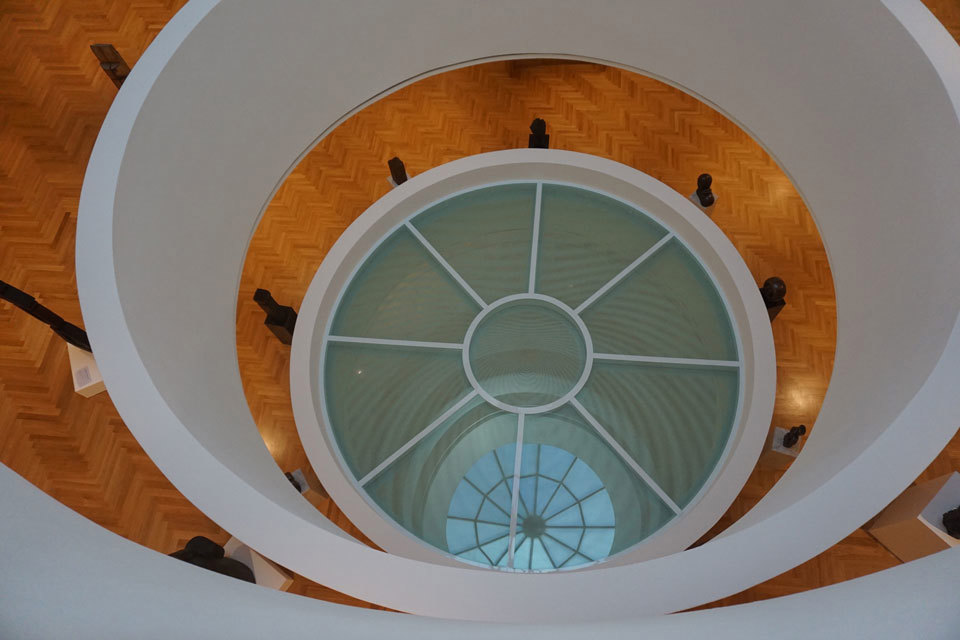 Architektonický prvok z protipožiarneho skla v galérii Nedbalka