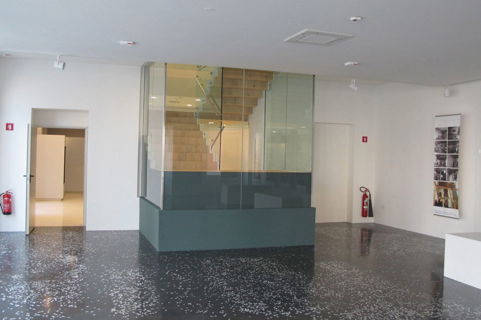 Promat®-SYSTEMGLAS 30 fire glazing without profiles around the staircase in Piran Town gallery