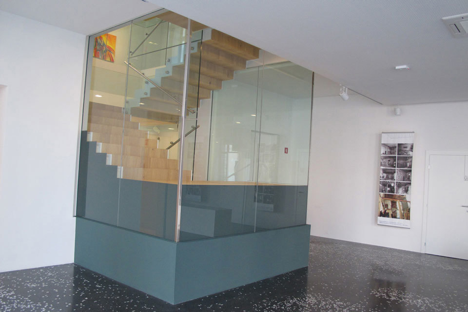 Promat®-SYSTEMGLAS 30 frameless fire-rated glass partition around the staircase in Piran Town gallery
