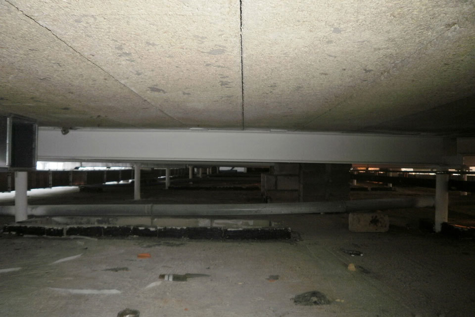 Na sliki notranja konstrukcija Crowne Plaza hotel Beograd, požarno odporni kanali bele barve in požarne plošče na stropu. 