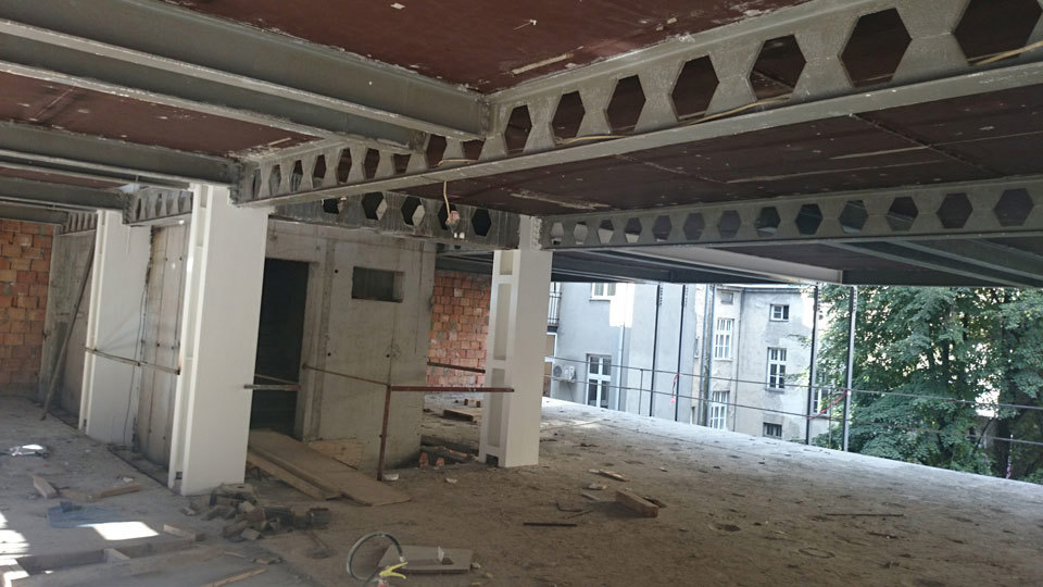 Structuri din otel (coloane si grinzi) pregatite de izolare cu vopsea ignifuga in timpul reconstructiei hotelului Courtyard Marriott din Belgrad.