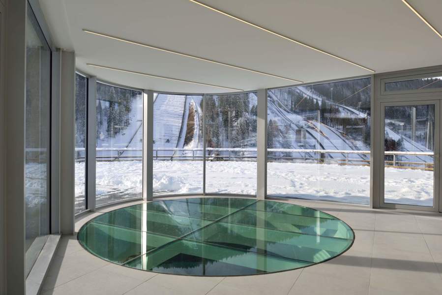 Budova Planica Nordic Center, ukážka protipožiarneho skla v interiéri aj ako sklenenej steny
