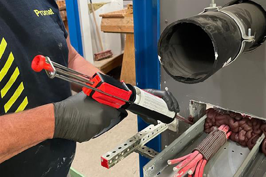 PROMAFOAM®-2C vult kleine openingen rondom verschillende types kabels en leidingen