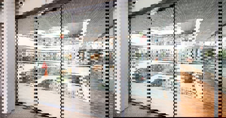 Brandschutz Glastüren von Promat Ganzglastür mit rahmenlosem Türblatt oder Systemtür mit Oberlicht