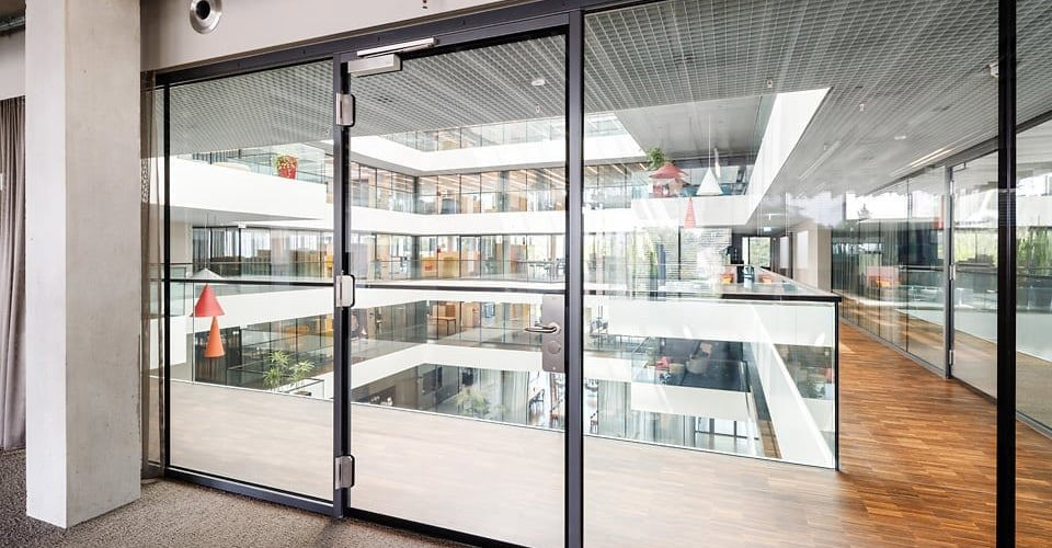 Brandschutz Glastüren von Promat Ganzglastür mit rahmenlosem Türblatt oder Systemtür mit Oberlicht
