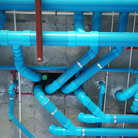 Klasy odporności ogniowej przepustu instalacji rurowej oraz kryteria doboru systemu.