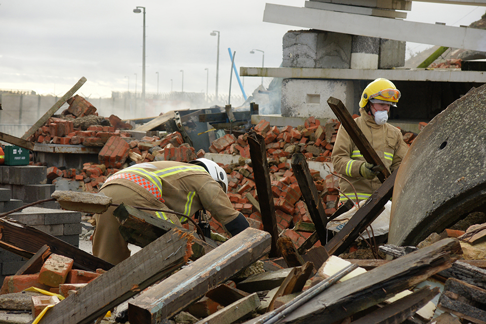 Strażacy przeszukujący obiekt po trzęsieniu ziemi.