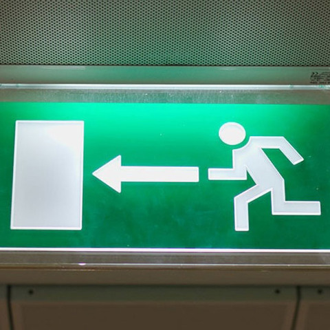 Wybrane aspekty projektowania awaryjnego oświetlenia ewakuacyjnego