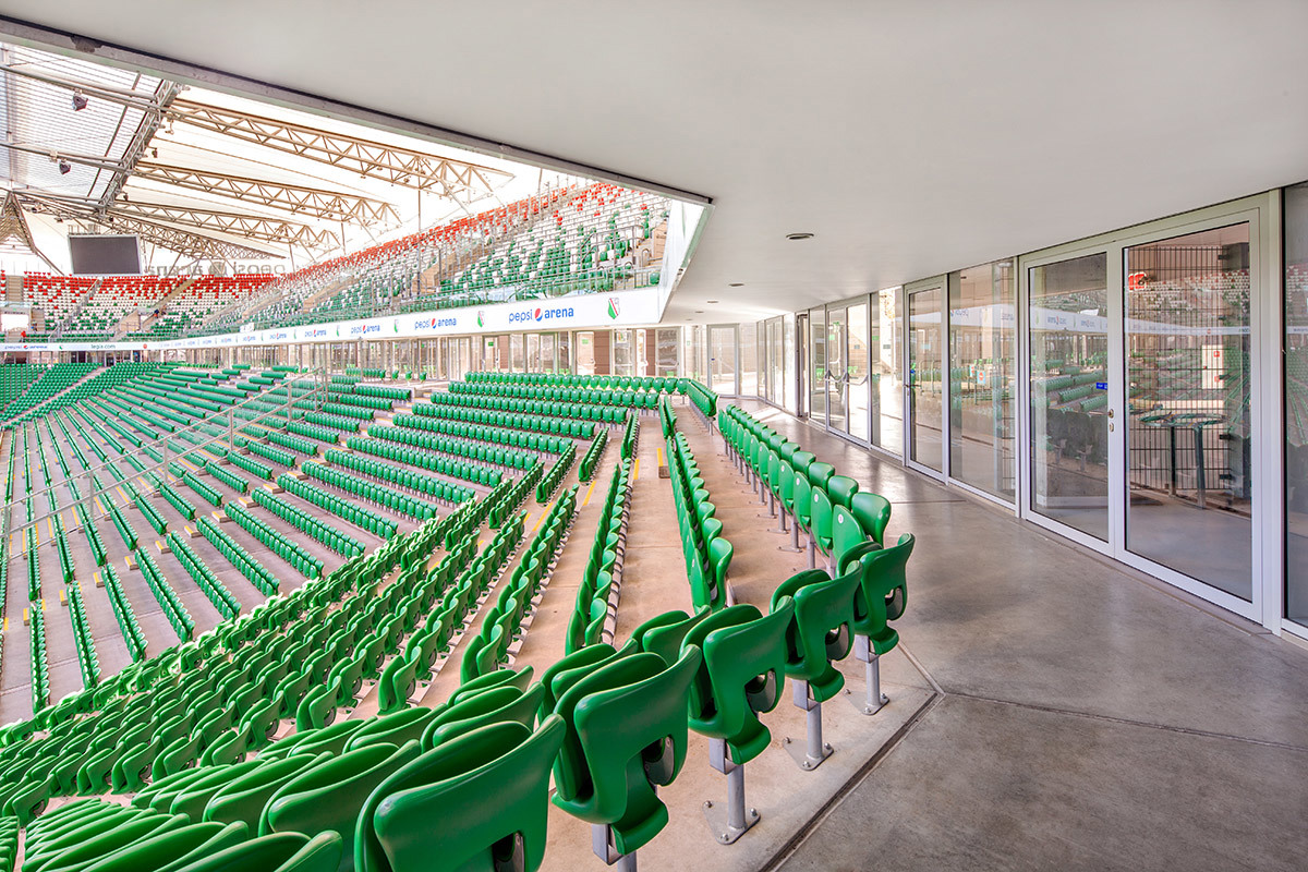 Zdjęcie przedstawia Stadion Miejski Legii w Warszawie od strony trybun.