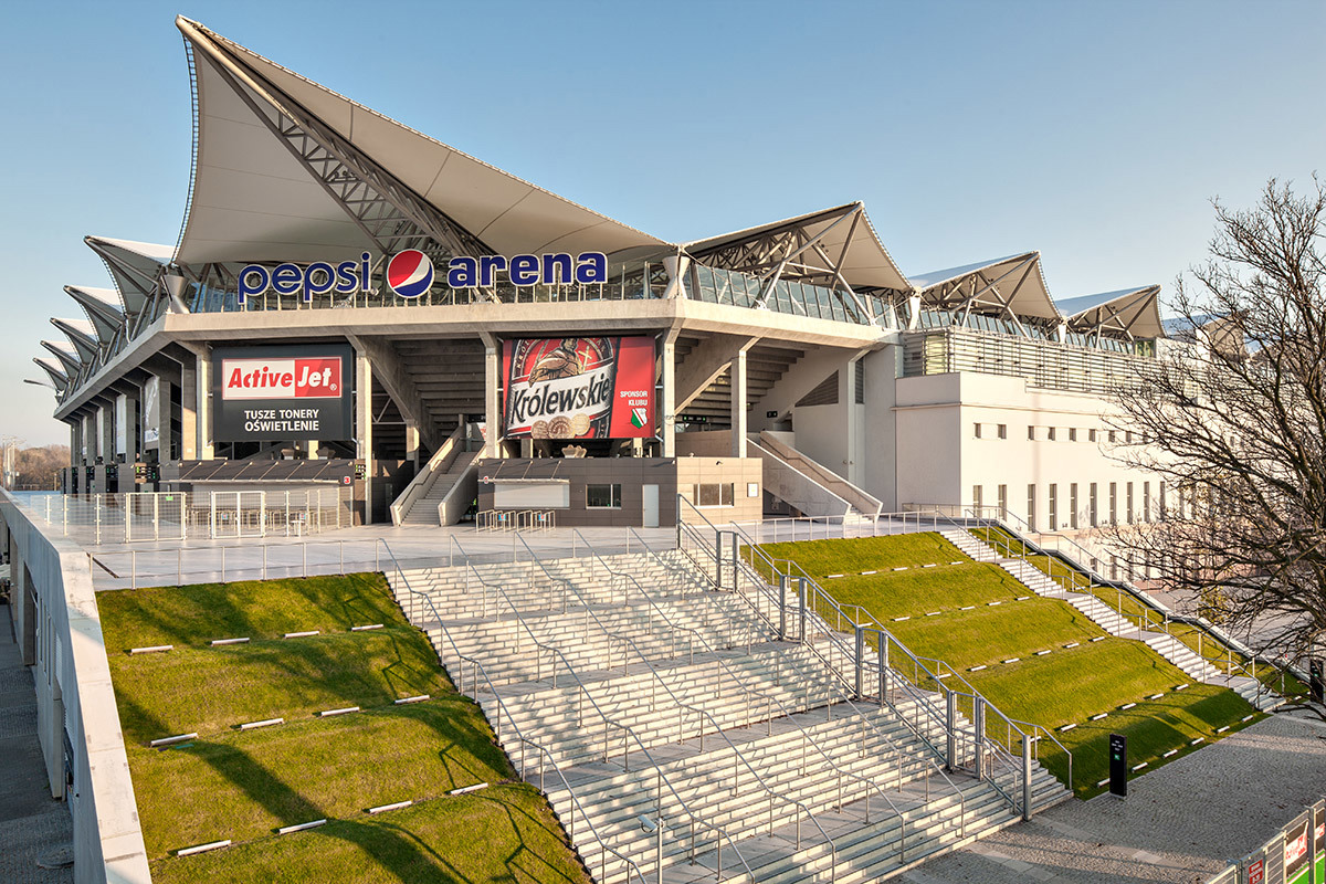 Zdjęcie przedstawia Stadion Miejski Legii w Warszawie od strony ulicy.