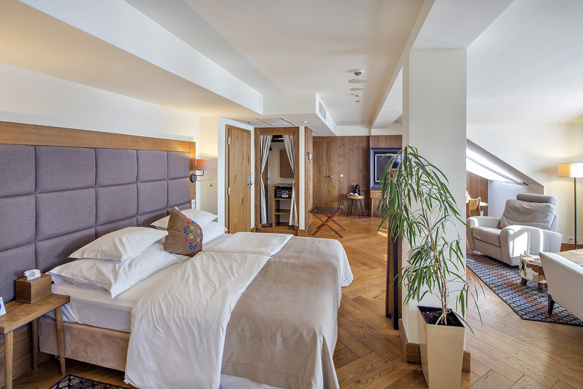 Pokój hotelowy w stylu skandynawskim z oryginalnymi dekoracjami nawiązującymi do kultury Podparcia