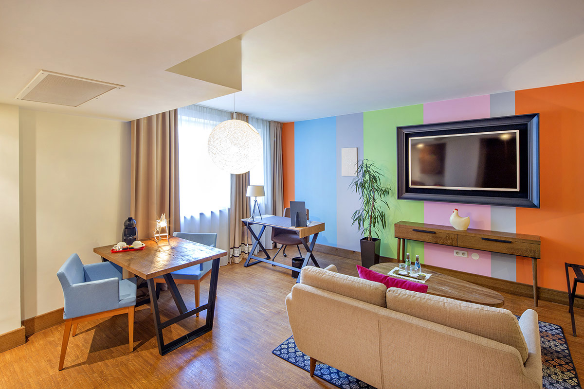 Pokój hotelowy w stylu skandynawskim z oryginalnymi dekoracjami nawiązującymi do kultury Podparcia