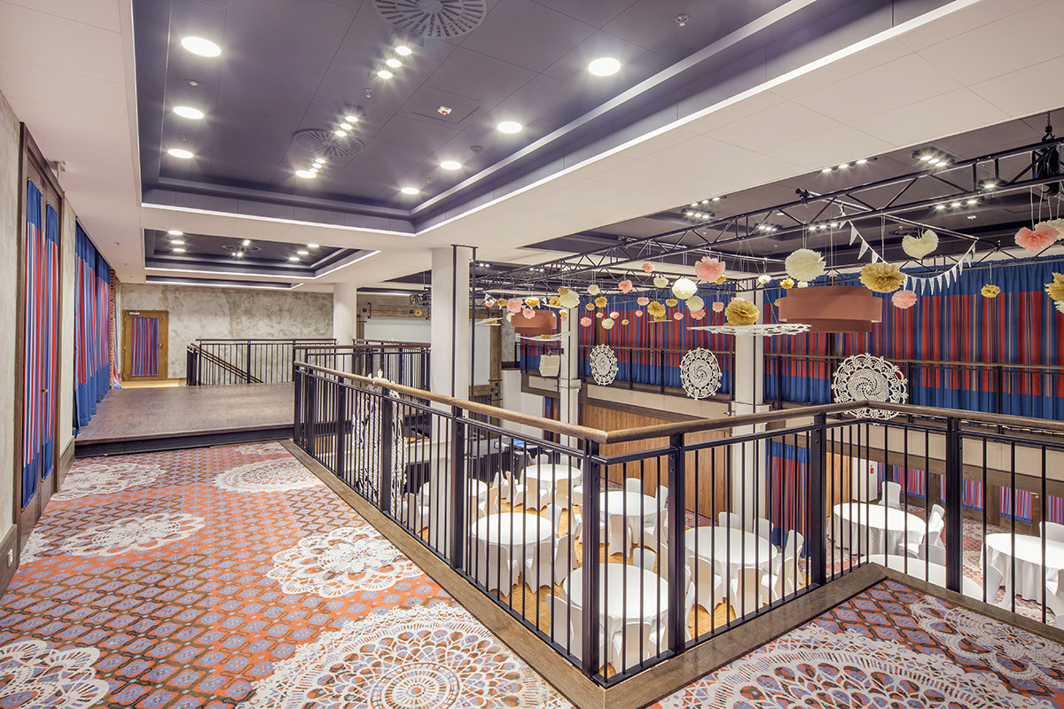 Korytarze hotelu Bristol z charakterystycznymi dekoracjami z regionu Podkarpacia.