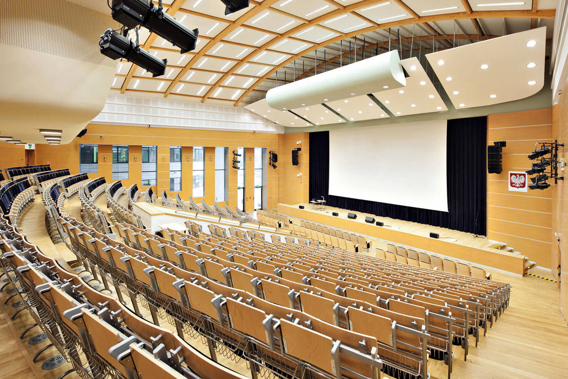 Aula w budynku Centrum Dydaktyczno-Konferencyjnego i Administracyjno-Biurowego Politechniki Rzeszowskiej. Widok wewnątrz. 