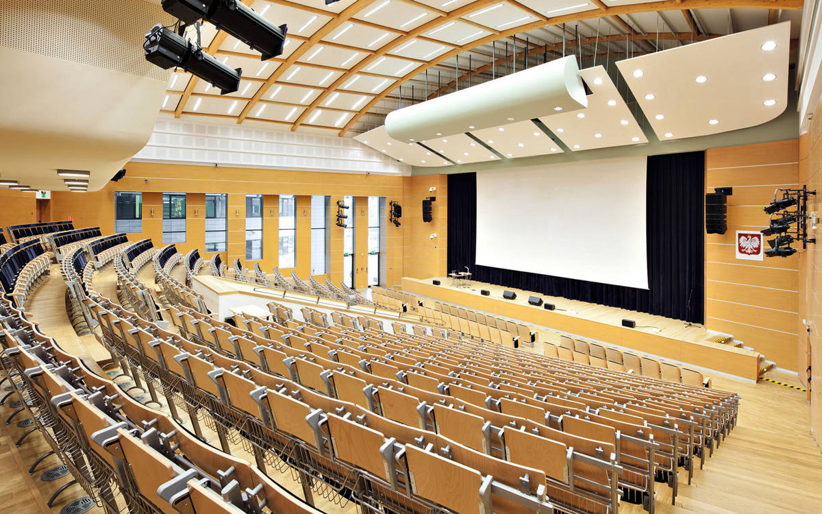 Aula w budynku Centrum Dydaktyczno-Konferencyjnego i Administracyjno-Biurowego Politechniki Rzeszowskiej. Widok wewnątrz.