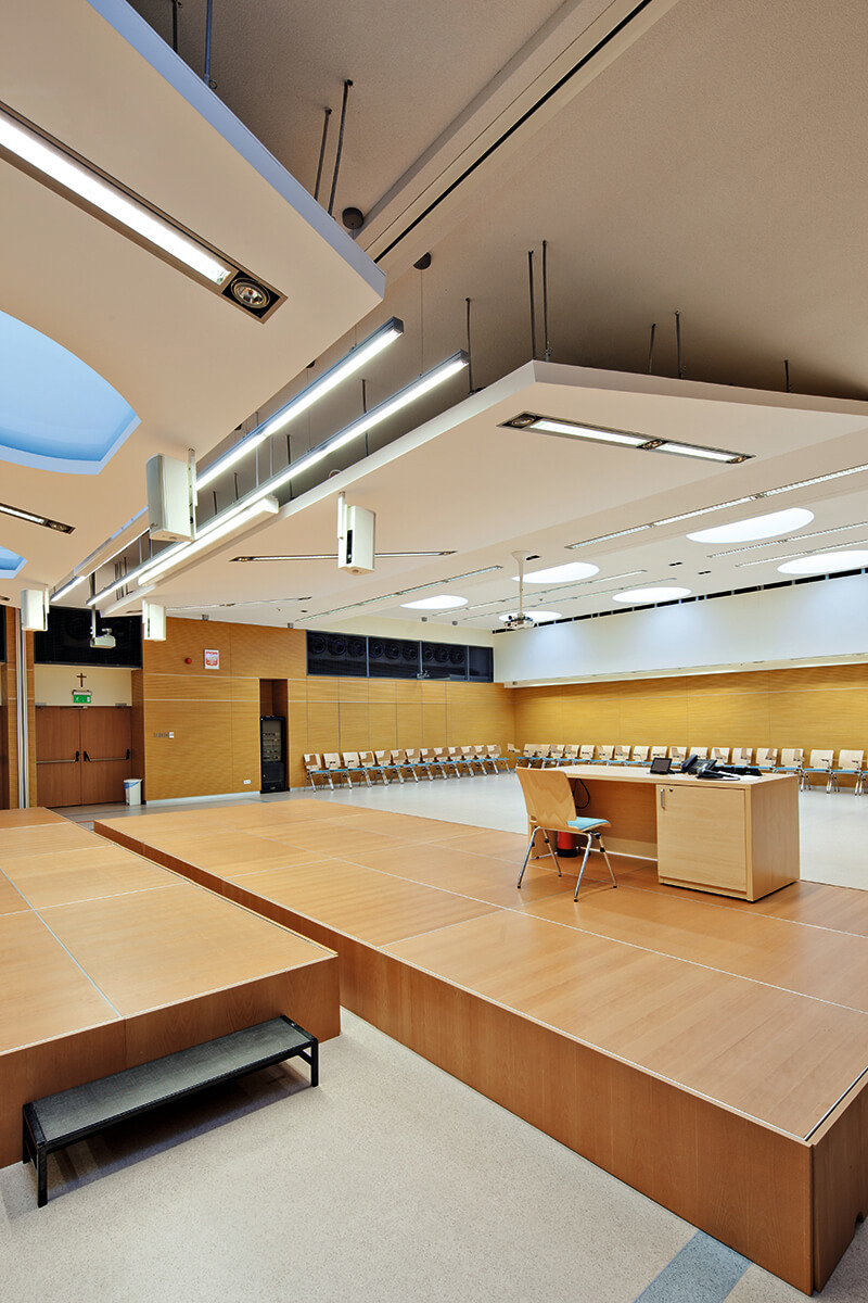 Sala w budynku Centrum Dydaktyczno-Konferencyjnego i Administracyjno-Biurowego Politechniki Rzeszowskiej. Widok wewnątrz. Sufit wykonany z akustycznych płyt gipsowo-kartonowych Siniat.
