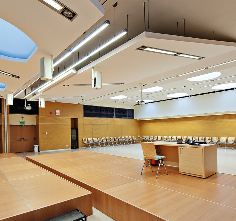 Sala w budynku Centrum Dydaktyczno-Konferencyjnego i Administracyjno-Biurowego Politechniki Rzeszowskiej. Widok wewnątrz. Sufit wykonany z akustycznych płyt gipsowo-kartonowych Siniat.