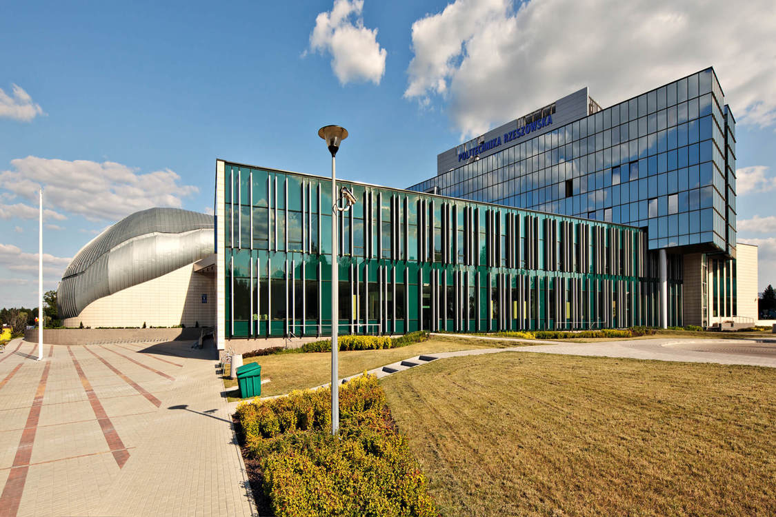 Szklany budynek Centrum Dydaktyczno-Konferencyjnego i Administracyjno-Biurowego Politechniki Rzeszowskiej. Widok z zewnątrz.