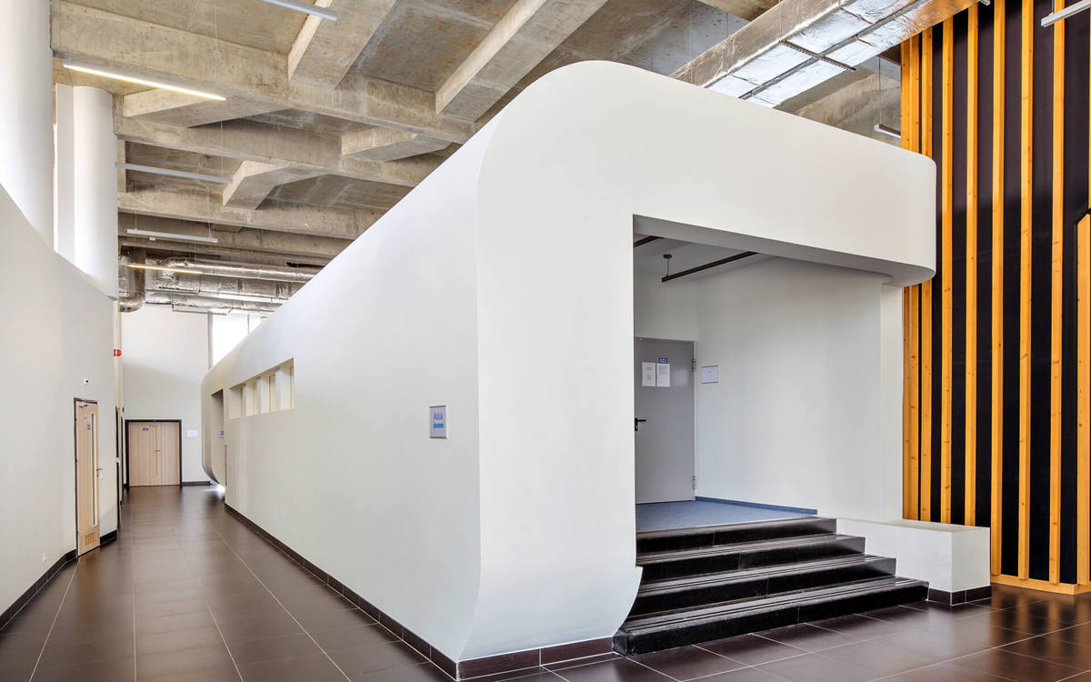 Korytarz i wejście do Sali badawczej przyrodniczo-Medycznego Centrum Badań Innowacyjnych W Rzeszowie.