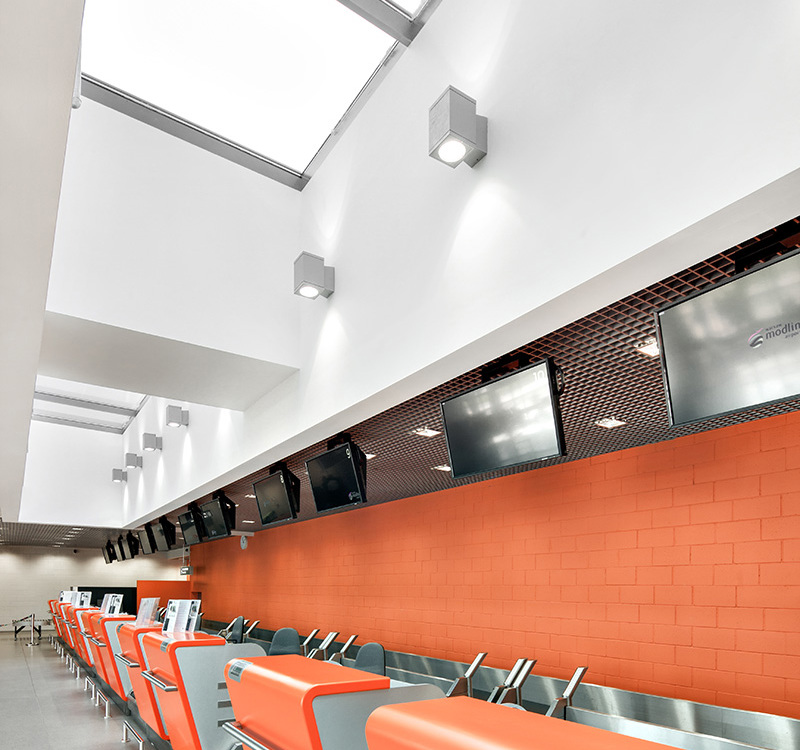 Wnętrze portu lotniczego Warszawa-Modlin, punkt odpraw.