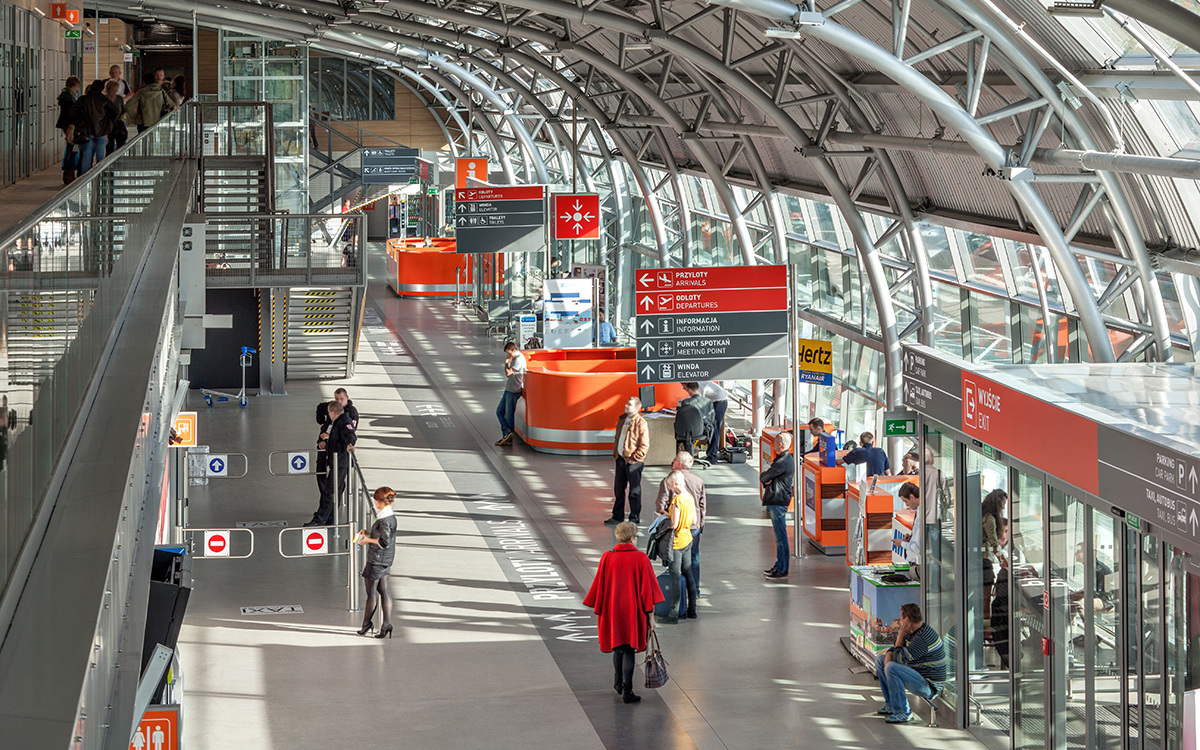 Wnętrze portu lotniczego Warszawa-Modlin, przyloty.